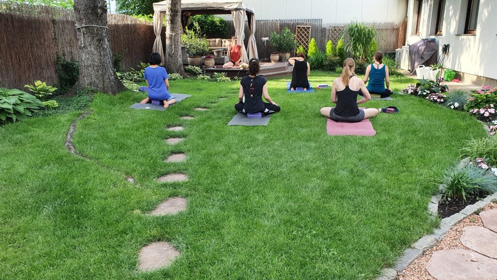 Outdoor Yoga Wien im Paradiesgarten